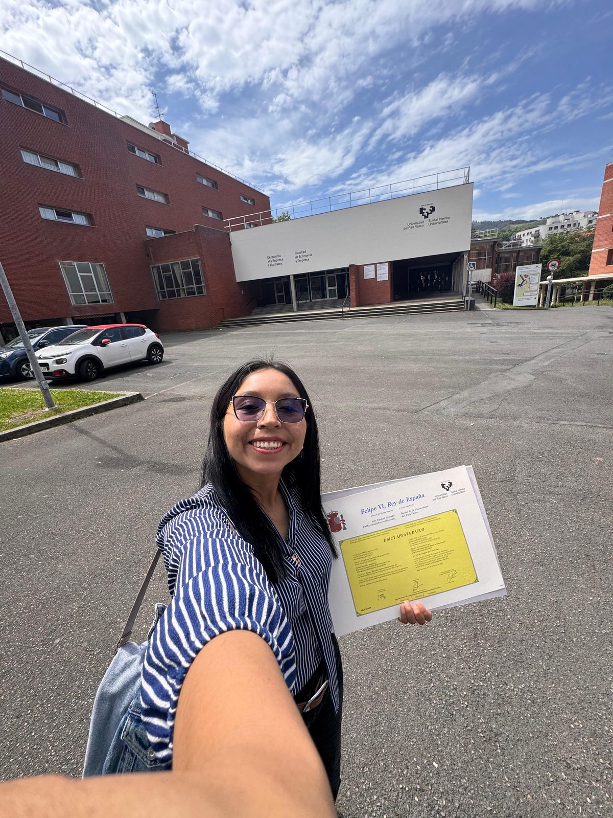 Daicy con su título universitario oficial en España